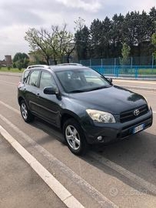 Vendesi Toyota rav 4 2.2 D 5 porte anno 6/2006