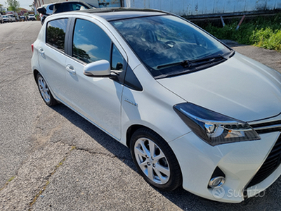 Vendesi Toyota yaris hybrid 1.5