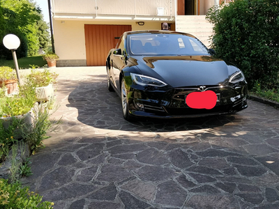 Tesla model S ricariche Gratis a vita