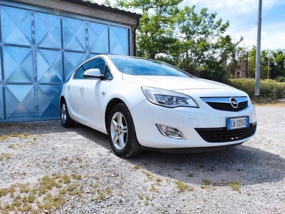 Usato 2010 Opel Astra 1.4 Benzin 140 CV (7.400 €)