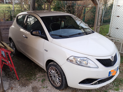 Usato 2017 Lancia Ypsilon 1.2 Benzin 80 CV (7.900 €)