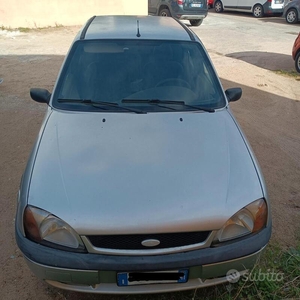 Usato 2001 Ford Fiesta Benzin (1.050 €)