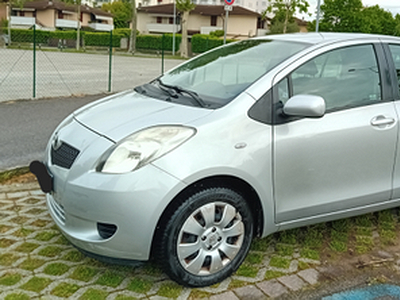 Toyota yaris 1.0 benzina per neopatentati