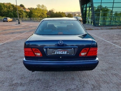 Usato 1996 Mercedes E200 2.0 Benzin 136 CV (5.990 €)