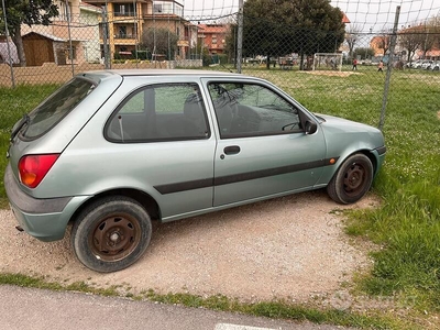 Usato 2000 Ford Fiesta Benzin (1.500 €)