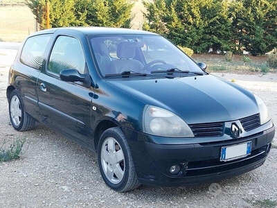 Usato 2004 Renault Clio II 1.1 Benzin 75 CV (1.550 €)