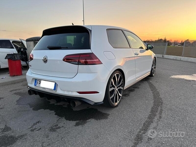 Usato 2018 VW Golf 2.0 Benzin 230 CV (23.000 €)