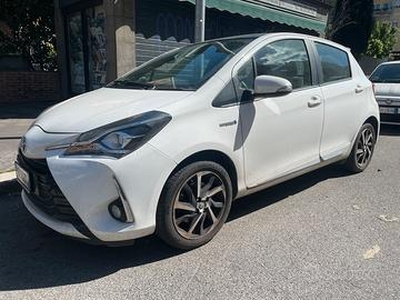 Toyota Yaris hibryd White Edition Plus automatica