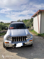 Jeep SUV con gancio di traino omologato