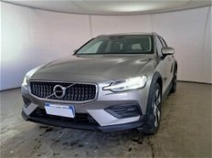 Volvo V60 Cross Country B4 (d) AWD Geartronic Business Pro del 2022 usata a Bari