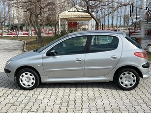 Usato 2008 Peugeot 206 1.4 Benzin 75 CV (3.700 €)