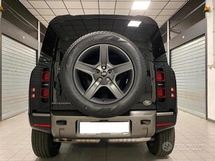 Usato 2023 Land Rover Defender 3.0 Diesel 200 CV (70.000 €)