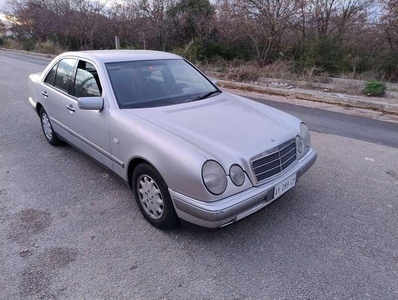 Usato 1998 Mercedes E250 2.5 Diesel 150 CV (3.900 €)