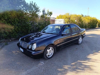Usato 1999 Mercedes E220 2.2 Diesel 125 CV (3.990 €)