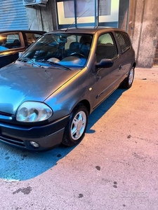 Usato 2000 Renault Clio II 1.4 Benzin 98 CV (2.700 €)