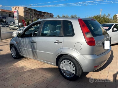 Usato 2005 Ford Fiesta Benzin 70 CV (3.500 €)