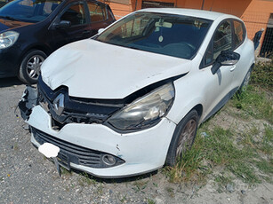 Renault Clio 1.5 dci incidentata