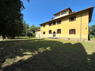 Casa indipendente in vendita 7 Stanze da letto a Arezzo