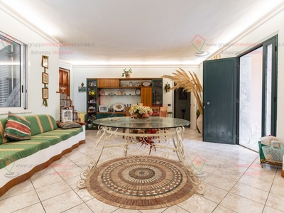 Casa Indipendente in Vendita a Siracusa, zona Arenella-Plemmirio, 280'000€, 122 m², arredato