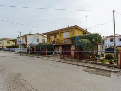 Villa in Via Olivato 2 in zona Carrara Santo Stefano a Due Carrare