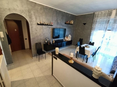 Bilocale in Via aosta 4, Parabiago, 1 bagno, giardino in comune, 70 m²