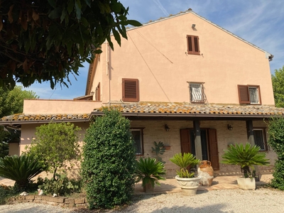 Casa indipendente con terrazzo a Fermo