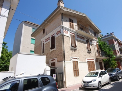 Casa indipendente in Via dei piceni, Grottammare, 8 locali, 3 bagni
