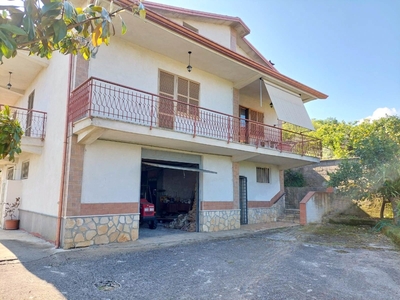 Casa indipendente in Via La Ripa 5, Pico, 6 locali, 2 bagni, 320 m²