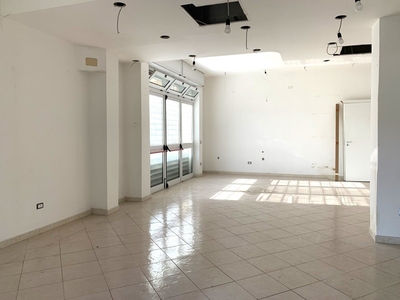 Immobile commerciale in Affitto a Catanzaro, zona Santo Janni, 750€, 100 m²