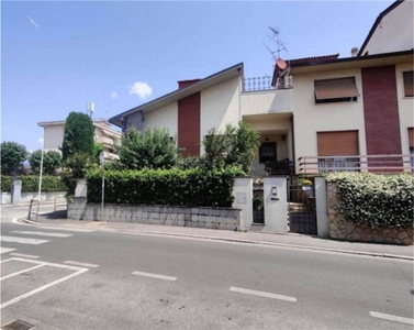 Mansarda in Via MONTALESE, Prato, 7 locali, 2 bagni, garage, 289 m²