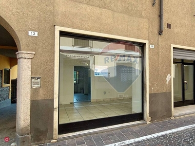 Negozio/Locale commerciale in Affitto in a Castelletto sopra Ticino