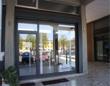 Negozio/Locale commerciale in Affitto in Piazza Matteotti a San Polo d'Enza