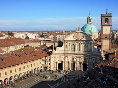 Negozio/Locale commerciale in Affitto in Piazza Sant'Ambrogio a Vigevano