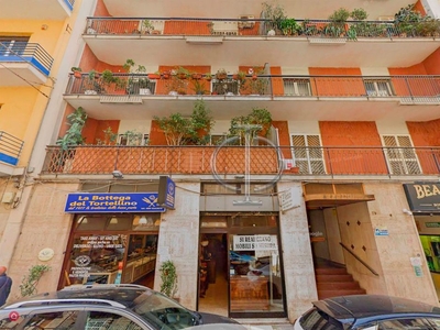 Negozio/Locale commerciale in Affitto in Via Cardassi a Bari