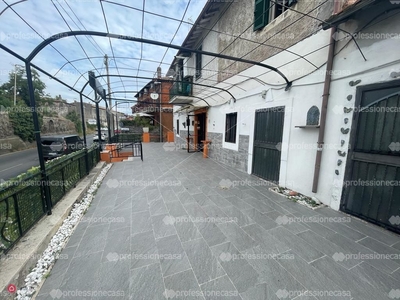 Negozio/Locale commerciale in Affitto in Via Nettunense a Castel Gandolfo