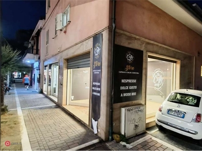 Negozio/Locale commerciale in Affitto in Viale G. Marconi 187 a Pescara