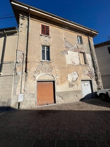Palazzo in Via Chiesa, Canzo, 400 m², multilivello, da ristrutturare