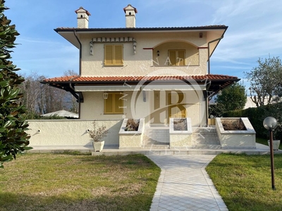 Prestigiosa villa di 250 mq in vendita Forte dei Marmi, Toscana