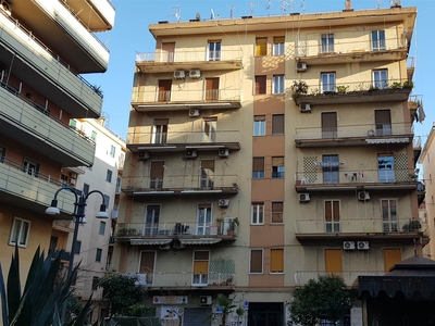 Quadrilocale in Via Paolo Grisignano 12 in zona Torrione a Salerno