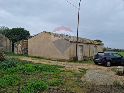 Rustico a Vittoria, 4 locali, 2 bagni, giardino privato, posto auto