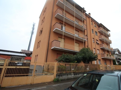 Trilocale in Via Alberto da Giussano, Limbiate, 1 bagno, arredato