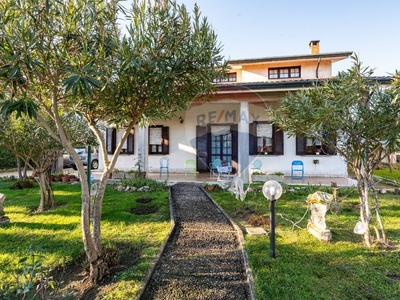 Villa a Borgo Virgilio, 9 locali, 2 bagni, giardino privato, con box