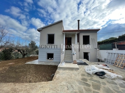 Villa a schiera a Livorno, 5 locali, 3 bagni, giardino privato, 148 m²