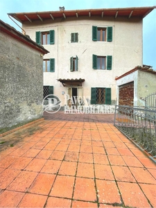 Villa a schiera a Pistoia, 6 locali, 1 bagno, garage, 160 m²