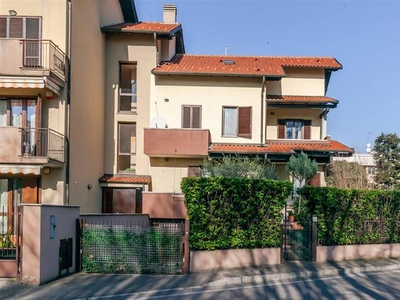 Villa a schiera in Via Benvenuto Cellino, 58 in zona Santa Maria Rossa a Garbagnate Milanese