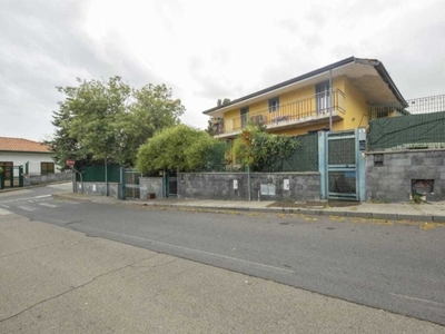 Villa a Tremestieri Etneo, 9 locali, 5 bagni, garage, 263 m²