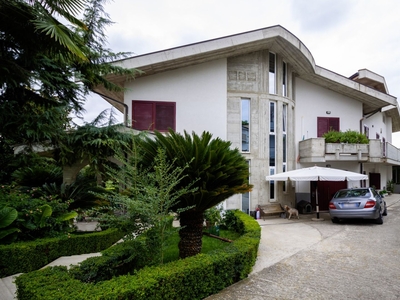 Villa Bifamiliare 15 locali di 258 m² in Roseto degli Abruzzi