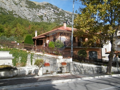 Villa in Via Frentana, Lama dei Peligni, 9 locali, 4 bagni, con box