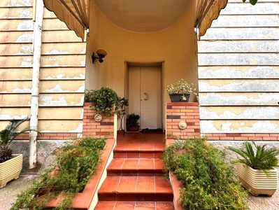 Villa in Via Michele Scialpi in zona Talsano,s. Donato a Taranto