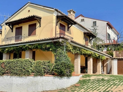 Villa singola in Via San Vincenzo, Castel Frentano, 7 locali, 3 bagni
